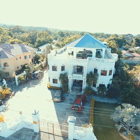 Little Savoy Guest House New Runaway Bay Buitenkant foto